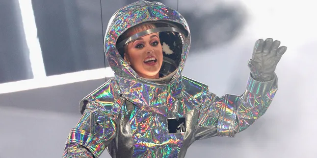 Tampil di Tokyo, Katy Perry Beri Shout Out Untuk Orlando Bloom! Tampil di Tokyo, Katy Perry Beri Shout Out Untuk Orlando Bloom!