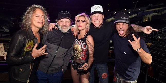 Tampil Gahar Bersama Lady Gaga, Mic James Hetfield Tak Berfungsi