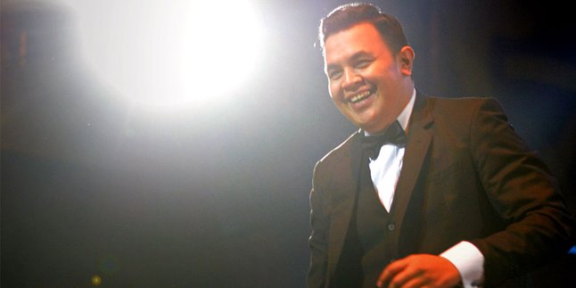 Tampil Jam Sebelas Malam, Ini Cara Tulus Hangatkan Penonton