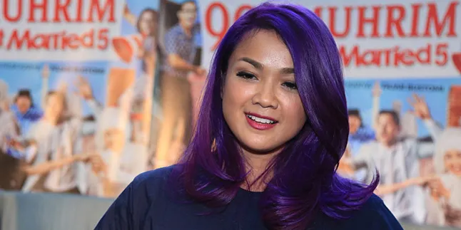Tampil Kembali Muda, Nirina Zubir Warnai Rambutnya Jadi Ungu Tampil Kembali Muda, Nirina Zubir Warnai Rambutnya Jadi Ungu