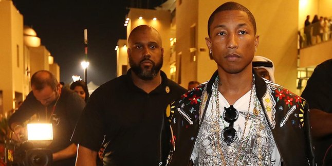 Tampil Lebih Glamor, Pharrell Williams Dansa Bareng Model Cantik!