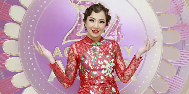 Tampil Memakai Cheongsam, Maia Lee Dinilai Kurang Cengkok Oleh Para Juri