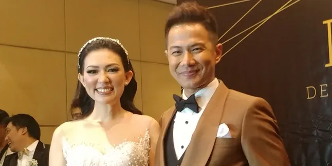 Tampil Menawan di Hari Pernikahan, Delon Ceritakan Busana Pengantinnya yang Elegan Tampil Menawan di Hari Pernikahan, Delon Ceritakan Busana Pengantinnya yang Elegan
