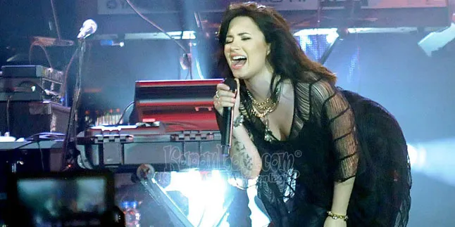 Tampil Mengecewakan, Demi Lovato Janjikan Fans Sesuatu!