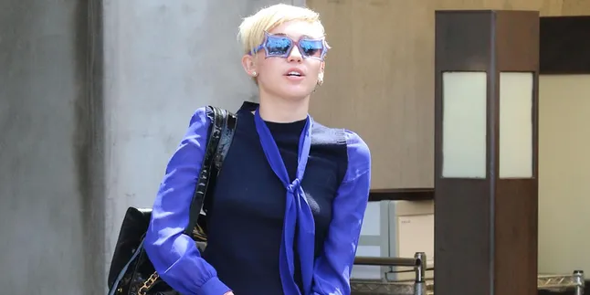Tampil Menggoda, Miley Cyrus Pose Tanpa Busana Tampil Menggoda, Miley Cyrus Pose Tanpa Busana