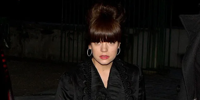 Tampil Perdana di 2013, Lily Allen Pakai Daster?