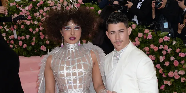 Tampil Perdana di MET Gala Setelah Menikah, Priyanka Chopra - Nick Jonas Ciuman Mesra