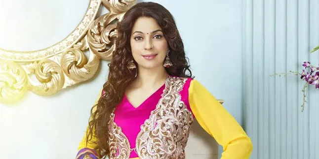 Tampil Sederhana Dipadu Sandal Jepit, Juhi Chawla Masih Cantik? Tampil Sederhana Dipadu Sandal Jepit, Juhi Chawla Masih Cantik?