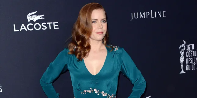 Tampil Seksi, Amy Adams Raih Award