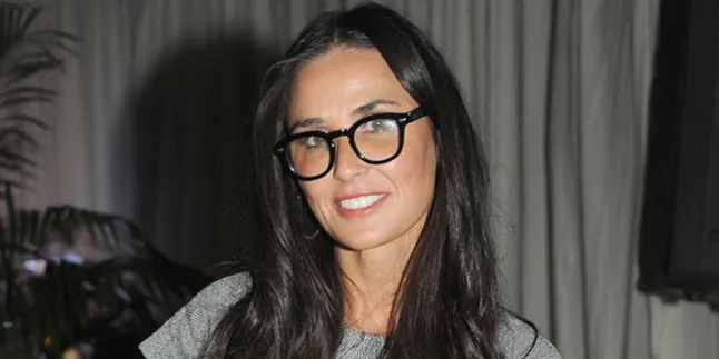 Tampil Seksi, Demi Moore Pun Menggila di Pesta