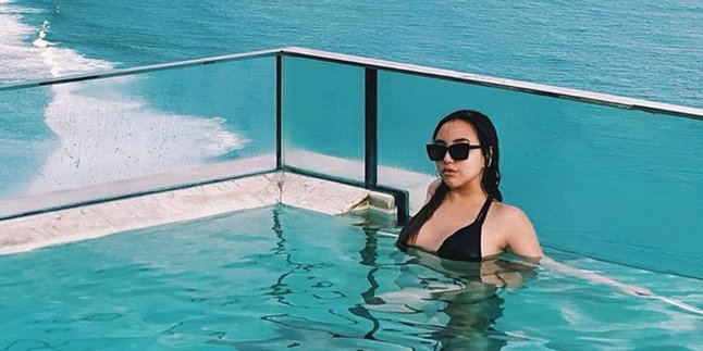 Looking Sexy with Swimsuit, Salmafina Sunan Gives a Claim Before Being Criticized by Netizens