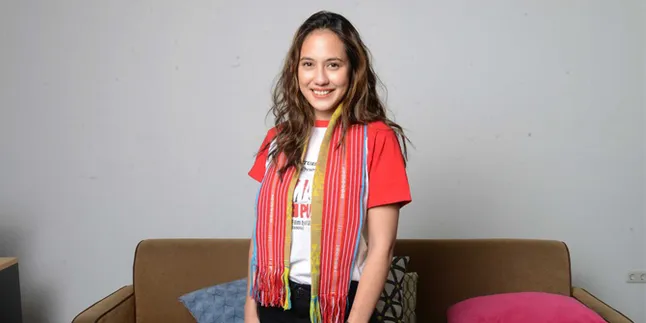 Tampil Standout Dengan Wajah Bebas Minyak ala Pevita Pearce