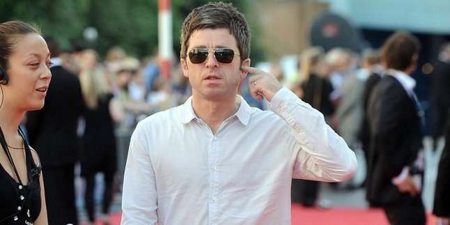 Noel Gallagher Gabung Gogglebox Bareng 2 Model Cantik