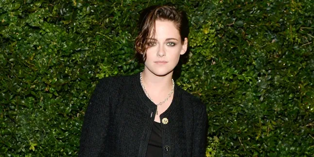 Tampil Vintage, Kristen Stewart Tak Pakai Bra dan Pamer Dada