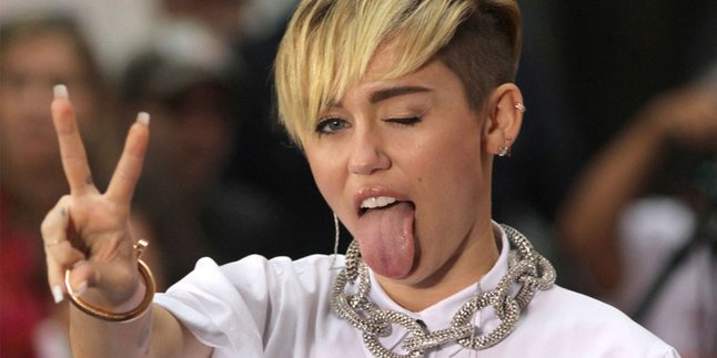 Tampilkan Kucing, Penampilan Miley Cyrus Dianggap Membosankan