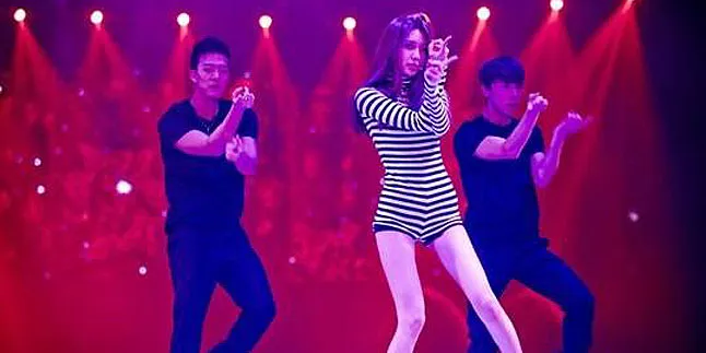 Tampilkan Lagu Sunmi, Kaki Sooyoung SNSD 'Mengintimidasi'