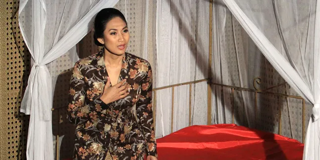 Tampilkan 'Monolog Inggit', Happy Salma Serasa di Panggung Surga Tampilkan 'Monolog Inggit', Happy Salma Serasa di Panggung Surga
