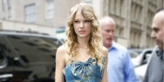 Tanding Dengan Pemain NBA, Taylor Swift Slam Dunk!