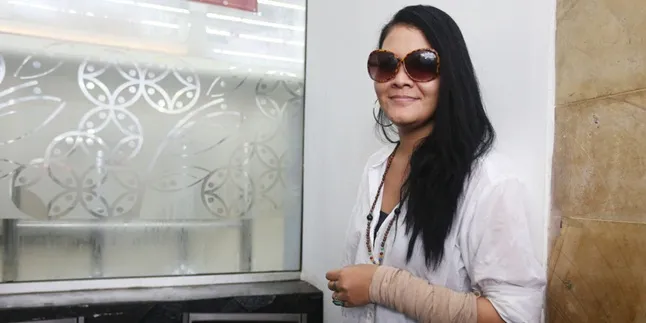 Tangan Patah Saat Manggung, Melanie Subono: Kayak Engsel Pintu