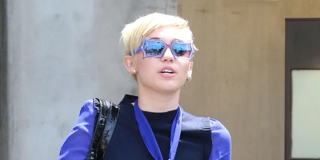 Tangan Terluka, Miley Cyrus Masih Sempat Pajang Foto Bugil