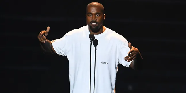 Tanggap! Kanye West Berlari Untuk Bantu Fan Yang Hampir Jatuh