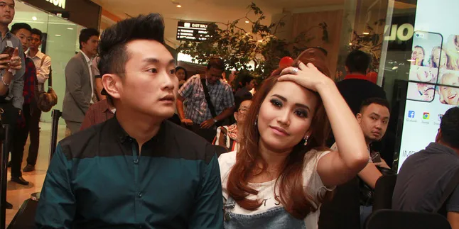 Ini Tanggapan Ivan Gunawan Soal Ayu Ting Ting Gandeng Cowok Baru Ini Tanggapan Ivan Gunawan Soal Ayu Ting Ting Gandeng Cowok Baru