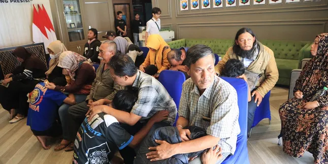 Tears of Emotion! 13 Suspected Perpetrators of Police Post Destruction in Malang Meet Their Parents