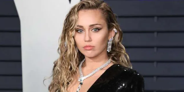 Tangis Miley Cyrus dalam Lagu Persembahan Untuk Janice Freeman Tangis Miley Cyrus dalam Lagu Persembahan Untuk Janice Freeman