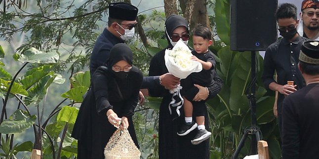 Ridwan Kamil and His Wife Break Down in Tears Seeing Emmeril Kahn Mumtadz's Coffin Lowered into Lahat's Tomb