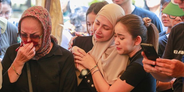 Deswita Maharani's Tears Accompany the Funeral Procession of Her Beloved Father