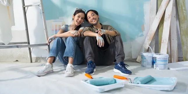 Tangkal Sinar Matahari yang Bikin Gerah Masuk ke dalam Rumah, Intip Strategi yang Bisa Diterapkan pada Hunian Pertamamu