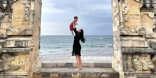 Tanpa Aditya Zoni, Ini Potret Yasmine Ow Momong Baby Zayn Enver yang Tampan Berparas Bule Tanpa Aditya Zoni, Ini Potret Yasmine Ow Momong Baby Zayn Enver yang Tampan Berparas Bule