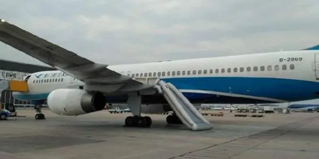 Tanpa Alasan Yang Jelas, Wanita Ini Buka Pintu Darurat Pesawat