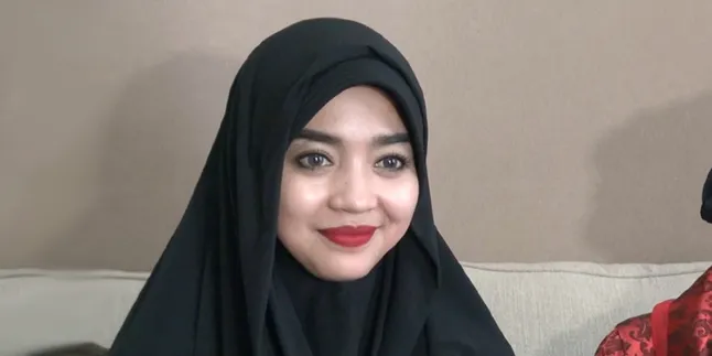 Tanpa Ayah, Nuri Maulida Hanya Sungkem ke Ibu Tanpa Ayah, Nuri Maulida Hanya Sungkem ke Ibu