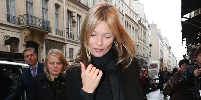 Tanpa Busana, Kate Moss Terkapar di Atas Sofa