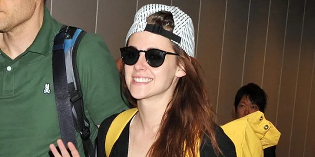 Tanpa Kekasih, Kristen Stewart Tebar Senyum di Jepang