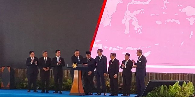 Without Megawati, the Moment of Prabowo and 2 Former Presidents of Indonesia Walking Together at the Danantara Launch