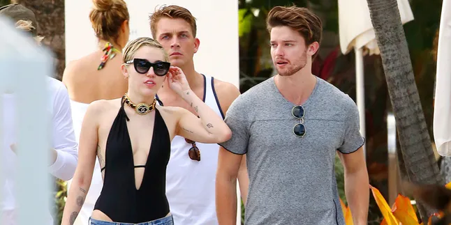 Tanpa Patrick Schwarzenegger, Miley Cyrus Jadi Galau Tanpa Patrick Schwarzenegger, Miley Cyrus Jadi Galau