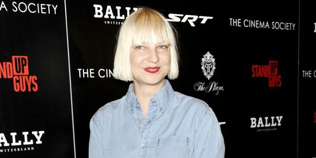 Tanpa Wig & Make Up, Sia Furler Senyum Cantik di Depan Publik Tanpa Wig & Make Up, Sia Furler Senyum Cantik di Depan Publik