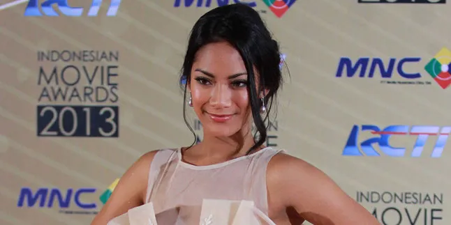 Tara Basro Lakoni Adegan Mesra Dengan Pandji Pragiwaksono