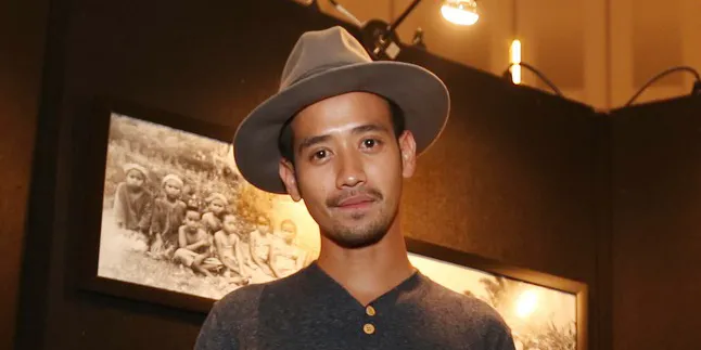 Tarra Budiman Jadi Security Sok Tahu di Film 'WARISAN OLGA' Tarra Budiman Jadi Security Sok Tahu di Film 'WARISAN OLGA'