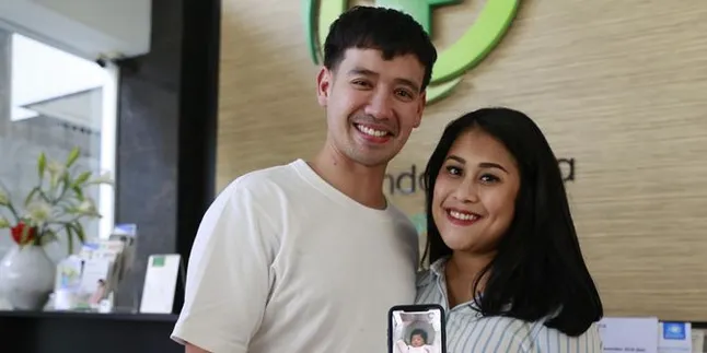 Tarra Budiman Sempat Menangis & Terus Temani Istri di Proses Persalinan Tarra Budiman Sempat Menangis & Terus Temani Istri di Proses Persalinan