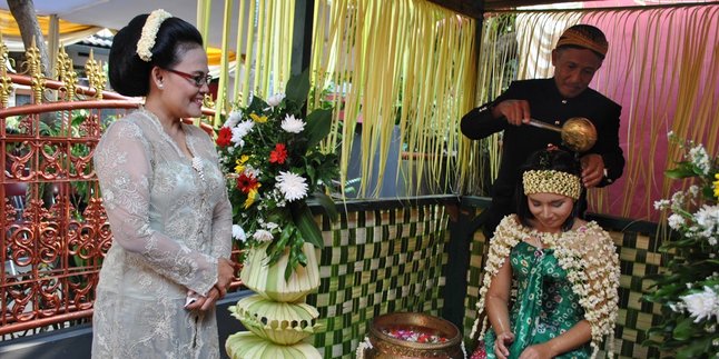 Procedure and Philosophy of the Javanese Traditional Siraman Ceremony