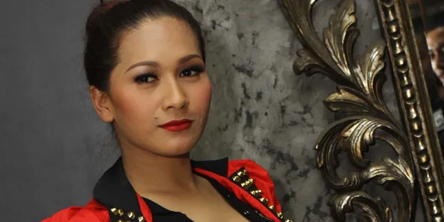 Tata Janeeta Gandeng Pria Di Pesta Pernikahan Judika dan Duma