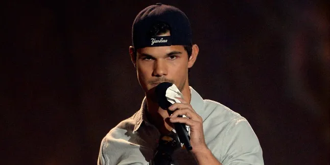 Taylor Lautner Ekspos Kemesraan Dengan Kekasih Baru Taylor Lautner Ekspos Kemesraan Dengan Kekasih Baru