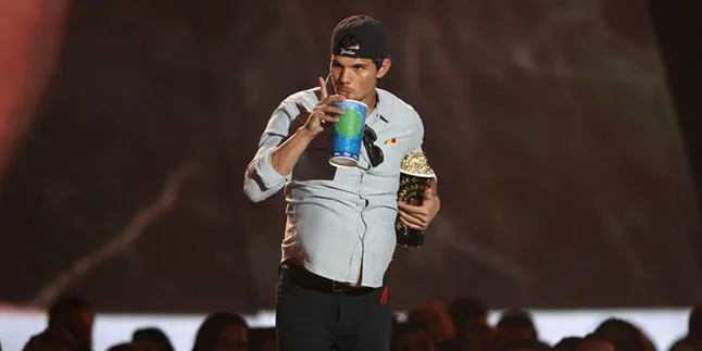 Taylor Lautner Tak Lagi Seksi di MTV Movie Awards