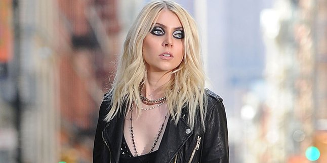 Taylor Momsen Berpose Panas di Cover Albumnya