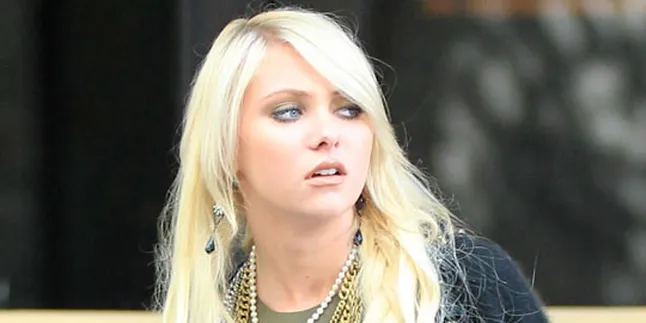 Taylor Momsen Umbar Aib Lewat Pose Bugil