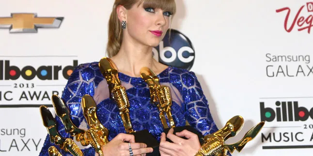 Taylor Swift: “Mom, Piala Ini Untukmu”