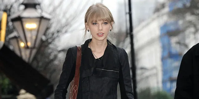 Taylor Swift Berdandan Ala Ibu-Ibu, Masih Cantik?